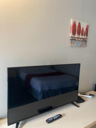 a flat screen tv sitting on top of a desk at Slumber Lodge in Hope