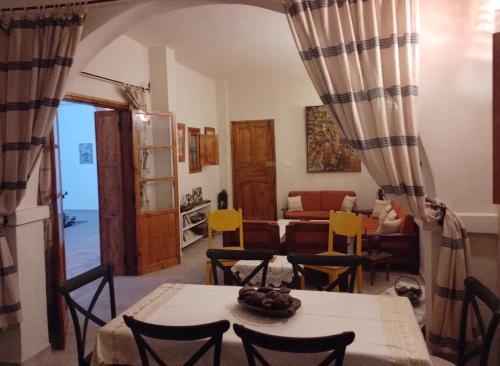 salon ze stołem i krzesłami w obiekcie Djerba rêve vacances Zohra w mieście Midun