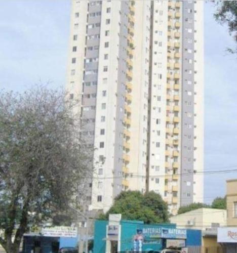 een hoog wit gebouw voor een gebouw bij Apartamento compartilhado quarto privativo in Foz do Iguaçu