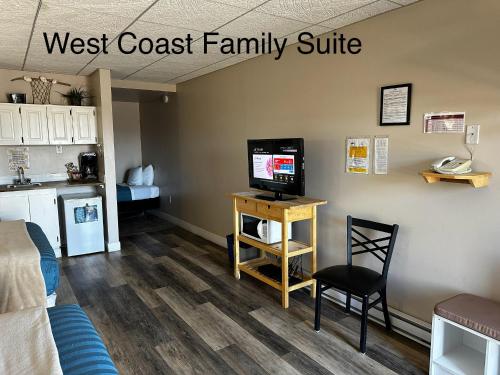 Μια τηλεόραση ή/και κέντρο ψυχαγωγίας στο West Coast Motel on the Harbour