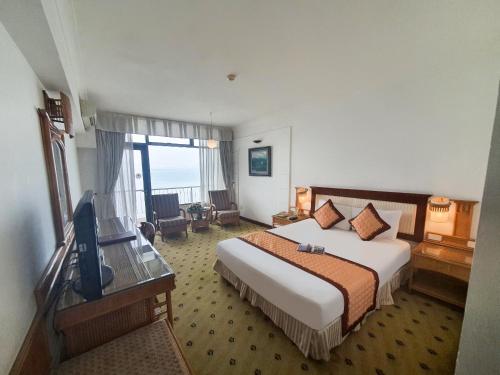 Giường trong phòng chung tại Thang Loi Hotel