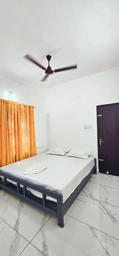 Postel nebo postele na pokoji v ubytování Nilavu Homestay Mamalakandam