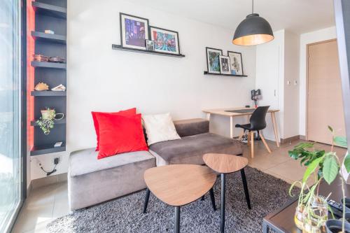 un salon avec un canapé et une table dans l'établissement VIRAYA - Comfortable flat a stone's throw from the lake, à Annecy