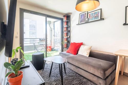 un salon avec un canapé et une table dans l'établissement VIRAYA - Comfortable flat a stone's throw from the lake, à Annecy