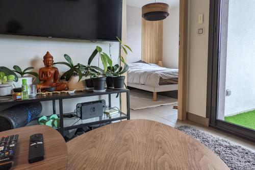 un salon avec une table avec des plantes dessus dans l'établissement VIRAYA - Comfortable flat a stone's throw from the lake, à Annecy