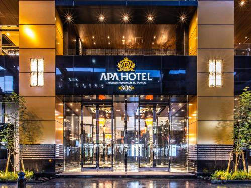 - une vue sur l'hôtel apán la nuit dans l'établissement APA Hotel & Resort Midosuji Hommachi Eki Tower, à Osaka