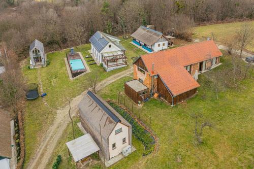 uma vista aérea de uma grande casa com piscina em Goricko Natural Chalets - Happy Rentals em Križevci