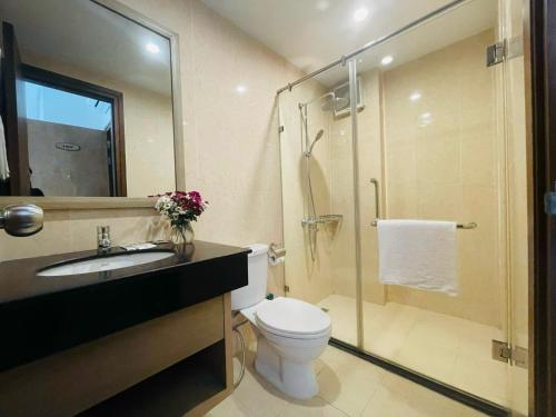 y baño con lavabo, aseo y ducha. en Royal Lotus Hạ Long Resort - kiko resort, en Ha Long