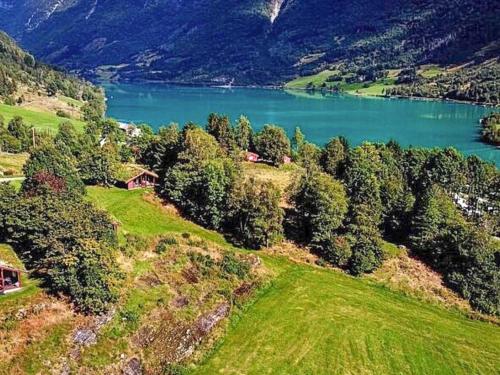uma vista aérea de um lago numa colina em 6 person holiday home in olden em Olden