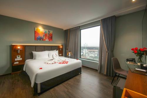 Postel nebo postele na pokoji v ubytování GRAND CITITEL Hanoi Hotel & Spa