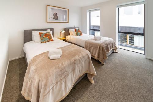 2 Betten in einem Zimmer mit Fenster in der Unterkunft Style meets comfort 2 Bed CHCH CBD in Christchurch