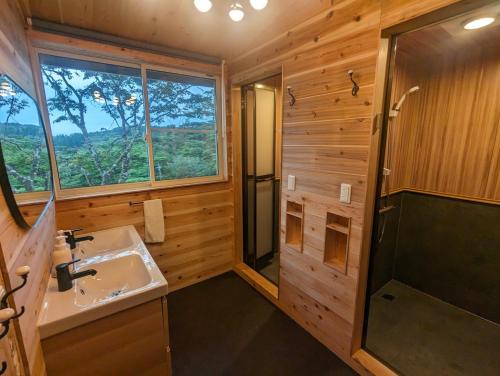Renesto aHOLIDAYHOME - Vacation STAY 28000v في كوبه: حمام مع دش ومغسلة ومرحاض