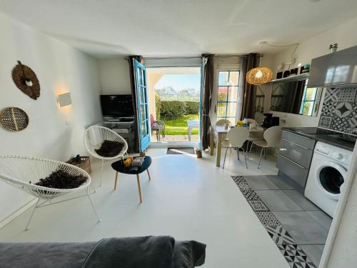 un salon avec une cuisine et une salle à manger dans l'établissement 