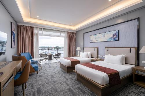 公主港的住宿－陽光酒店，酒店客房配有两张床和一张书桌