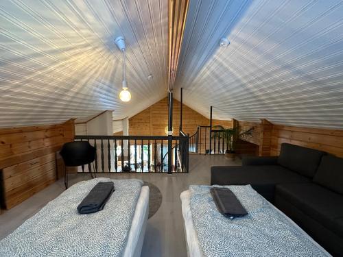 sala de estar con 2 camas y sofá en Upea villa lähellä rantaa poreallas & SUP-laudat en Vaasa