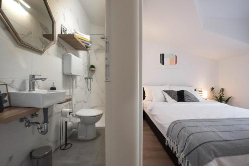 Baño pequeño con cama y lavabo en Villa Villa Solis - luxury with pool, en Dicmo