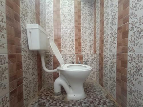 Phòng tắm tại Hotel O Home Tulsi Satsang Bhawan Homestay