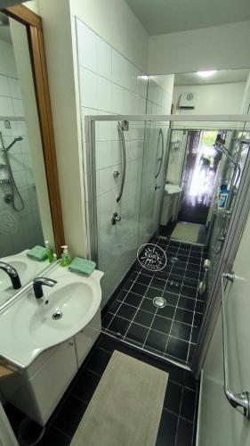 a bathroom with a sink and a shower at 5 Large Bedroom Villas Suitable for 10People (CBD) in Christchurch