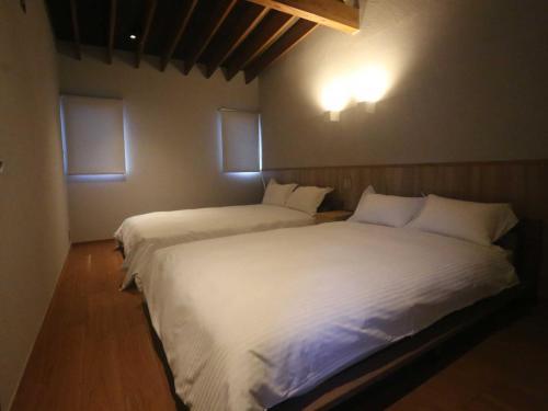 淡路市にあるAwaji - Cottage - Vacation STAY 25097vのホテルルーム ベッド2台 白いシーツ付