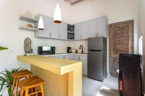 Dapur atau dapur kecil di RIYURI GUESTHOUSE