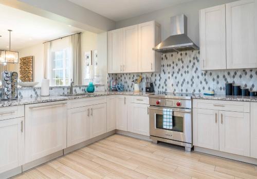 A kitchen or kitchenette at The Shore House 4br-4,5ba
