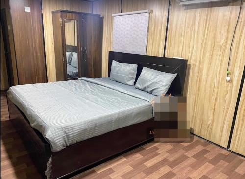 1 dormitorio con 1 cama grande con sábanas blancas en Seascape Villa, en Hyderabad