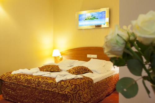 a bed with two pillows on it in a room at Hotel Restauracja Browar Lwów w Lublinie in Lublin