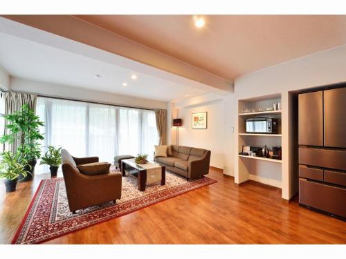 ein Wohnzimmer mit einem Sofa, Stühlen und einem Tisch in der Unterkunft Resort Yufuin - Grandpia Resort YUFUIN - - Vacation STAY 73417v in Yufu