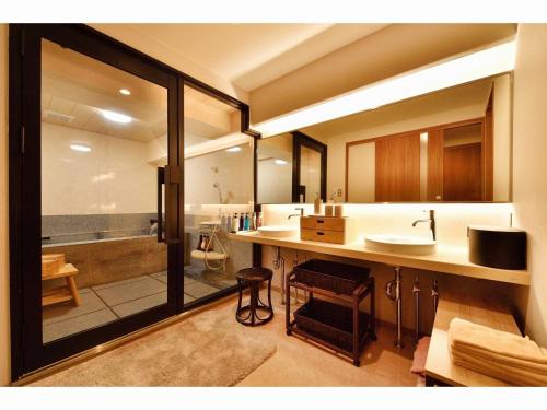 ein Badezimmer mit einer Theke, einem Waschbecken und einer Badewanne in der Unterkunft Resort Yufuin - Grandpia Resort YUFUIN - - Vacation STAY 73417v in Yufu
