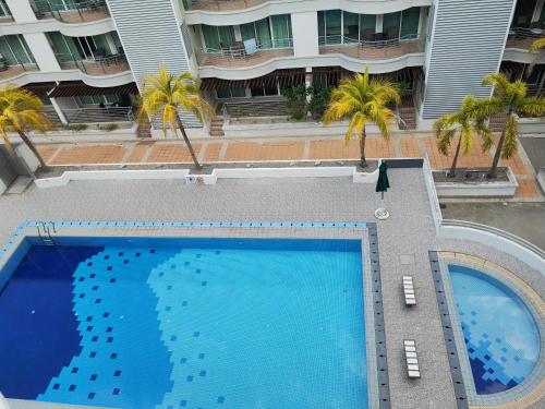 een uitzicht over een zwembad in een hotel bij Langkawi Perdana Families Suite @ Langkawi Airport in Pantai Cenang