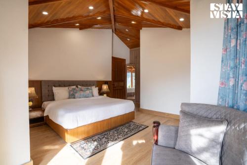 a bedroom with a bed and a couch at StayVista at Oakwood Manor in Chhota Simla