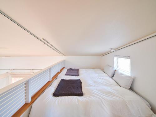 宮崎市にあるSurf&Turf Aoshima - サーフ&ターフ青島 -のベッドルーム1室(白い大型ベッド1台付)