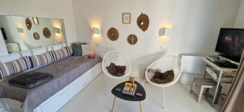 un salon avec un canapé et deux chaises dans l'établissement 