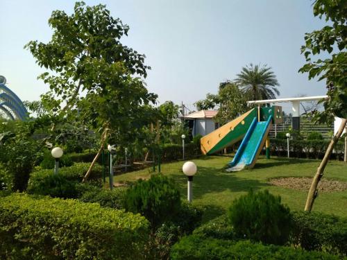 een park met twee glijbanen en een achtbaan bij RESORT k SEA VIEW in Digha