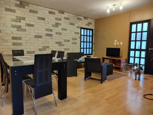 a living room with a table and chairs and a dog at Casa B & L Céntrico Departamento in Oaxaca City