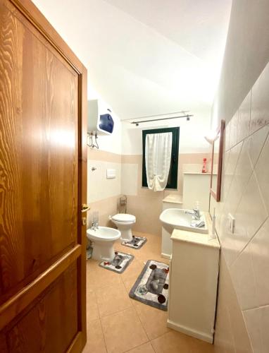 uma casa de banho com um WC e um lavatório em Villetta a Tanaunella em Tanaunella