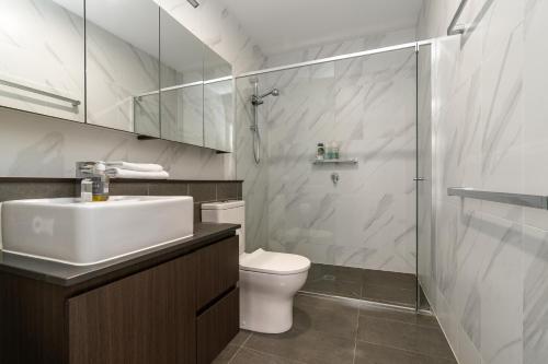 Ванна кімната в Contemporary Tri-Level APT in a Prime Central Spot