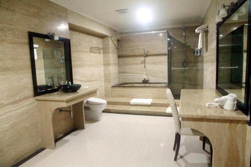 een badkamer met een toilet, een wastafel en een douche bij Cikidang Resort in Sukabumi