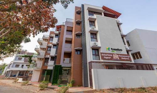 um edifício de apartamentos na cidade de Hyderabad em Treebo Trend Samanvaya Retreat - Mysore em Mysore