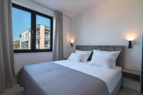 1 dormitorio con 1 cama grande y ventana grande en Private Room Belmar Mandre, en Mandre