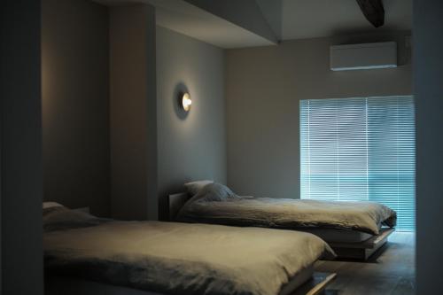Duas camas num quarto com uma janela em SOUQ em Himeji