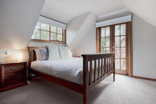 Una cama o camas en una habitación de Gracelands Swiss Inspired Home with Gorgeous Grounds