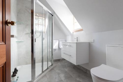 Un baño de Gracelands Swiss Inspired Home with Gorgeous Grounds