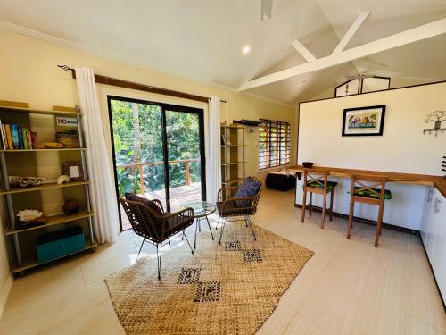 een woonkamer met een tafel en stoelen bij Latui Loft in Savusavu