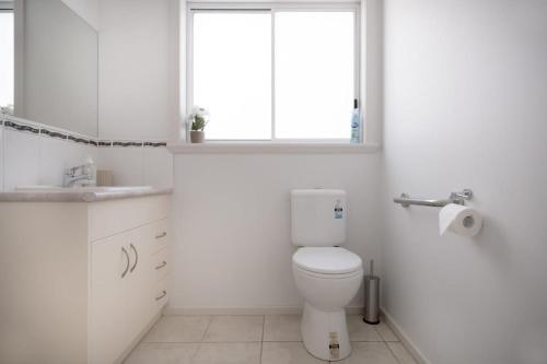 Ένα μπάνιο στο Homely Suburban Delight With Parking & Wi-fi