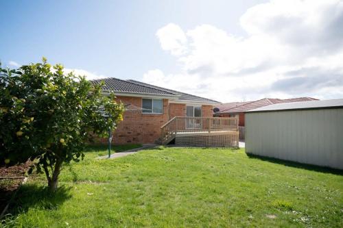 Κήπος έξω από το Homely Suburban Delight With Parking & Wi-fi