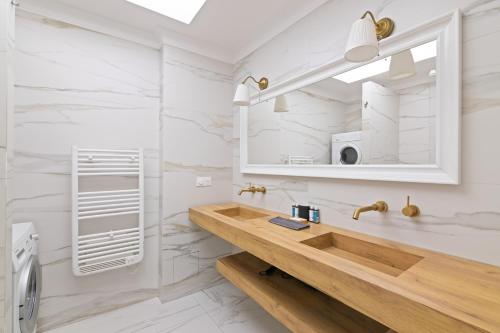 een badkamer met een houten wastafel en een spiegel bij Appartement Quartier Arc de Triomphe 4 in Parijs