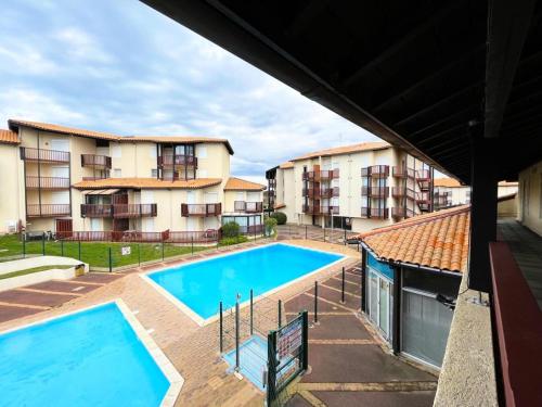 - une vue sur la piscine d'un complexe d'appartements dans l'établissement Résidence Rivages - 2 Pièces pour 4 Personnes 344, à Vieux-Boucau-les-Bains