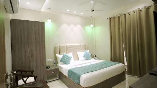 Postel nebo postele na pokoji v ubytování Hotel Pushpdeep Residency