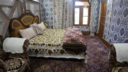 1 dormitorio con 1 cama, 2 sillas y ventana en WANI GUEST HOUSE, en Gulmarg